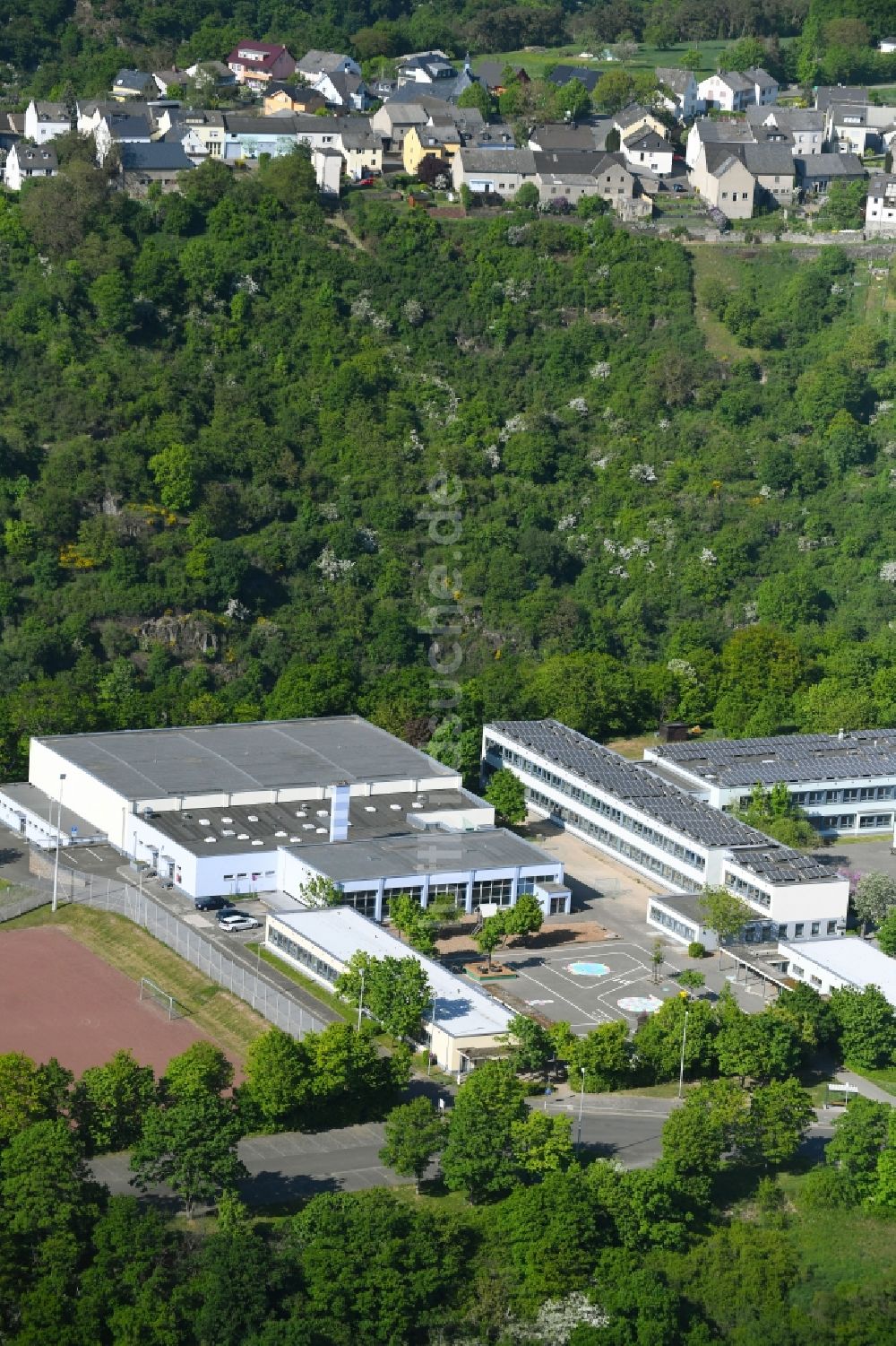 Luftbild Sankt Goarshausen - Schulgebäude der Loreleyschule am Loreleyring im Ortsteil Heide in Sankt Goarshausen im Bundesland Rheinland-Pfalz, Deutschland