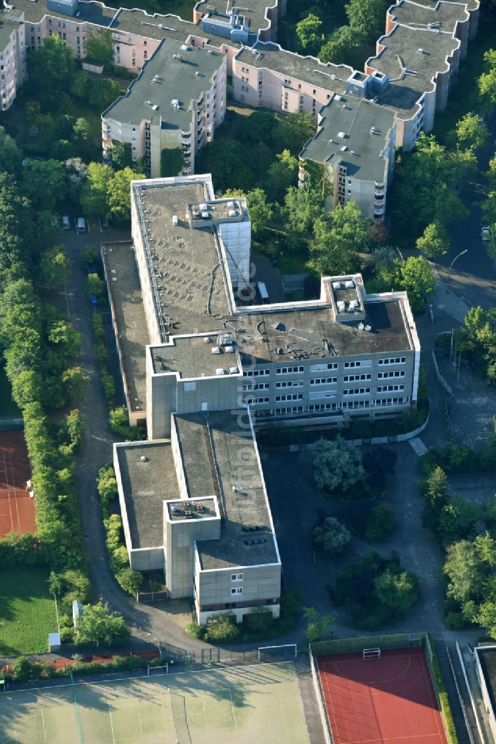 Luftbild Berlin - Schulgebäude der Louise-Schroeder-Schule – Oberstufenzentrum Bürowirtschaft und Verwaltung im Ortsteil Steglitz-Zehlendorf in Berlin, Deutschland