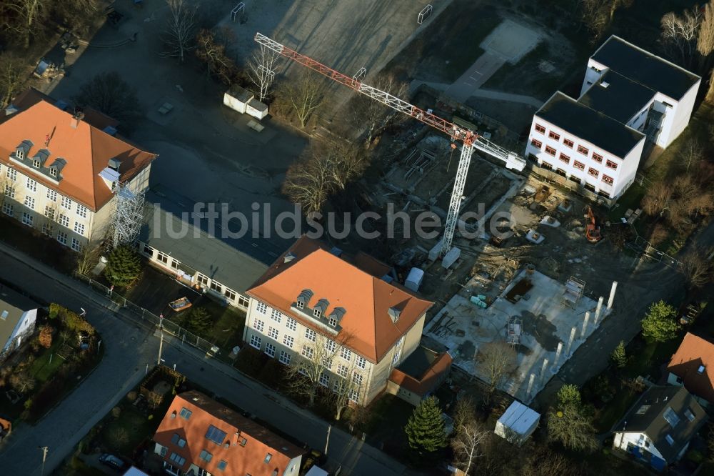 Luftbild Berlin - Schulgebäude der Mahlsdorfer Grundschule am Feldrain in Berlin