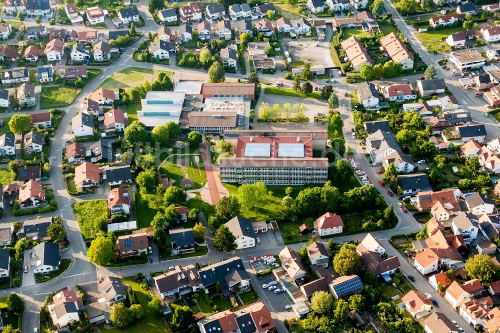 Rauenberg aus der Vogelperspektive: Schulgebäude der Mannabergschule und Mannaberghalle in Rauenberg im Bundesland Baden-Württemberg, Deutschland