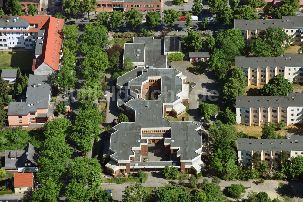 Luftaufnahme Berlin - Schulgebäude der Marianne-Cohn-Schule an der Holzmannstraße in Berlin, Deutschland