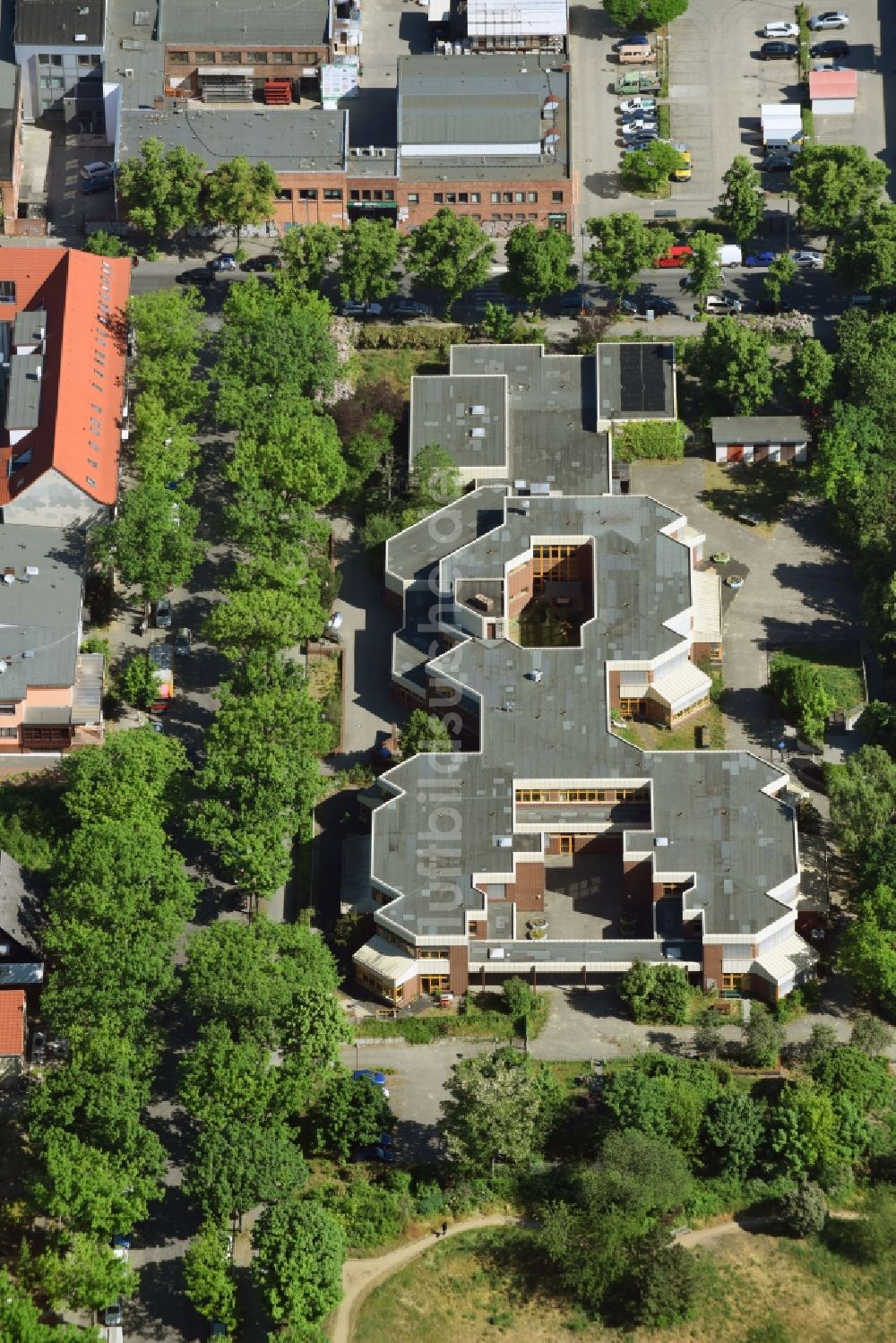 Berlin von oben - Schulgebäude der Marianne-Cohn-Schule an der Holzmannstraße in Berlin, Deutschland