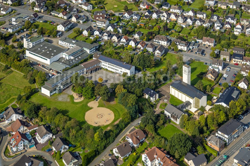 Sundern (Sauerland) von oben - Schulgebäude Marien-Grundschule in Sundern (Sauerland) im Bundesland Nordrhein-Westfalen, Deutschland