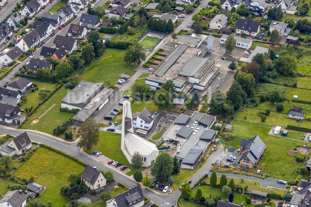 Meschede aus der Vogelperspektive: Schulgebäude der Mariengrundschule in Meschede im Bundesland Nordrhein-Westfalen, Deutschland