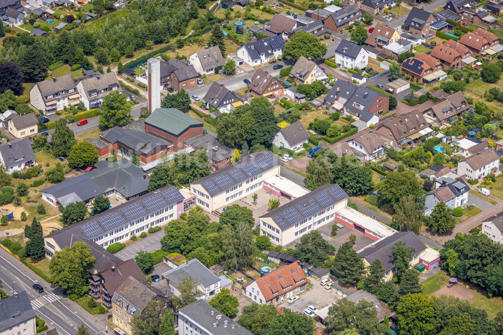 Luftaufnahme Castrop-Rauxel - Schulgebäude der Martin-Luther-King-Schule und die Pauluskirche in Castrop-Rauxel im Bundesland Nordrhein-Westfalen, Deutschland