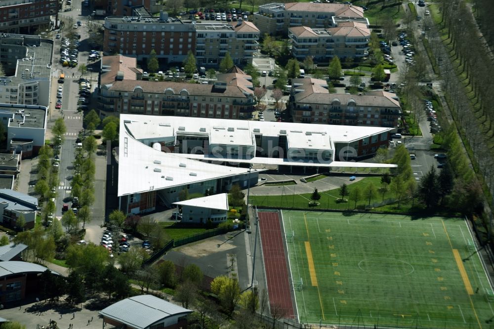 Luftbild Élancourt - Schulgebäude der Middle School La Clé Saint Pierre an der Rue de Dublin in Élancourt in Ile-de-France, Frankreich