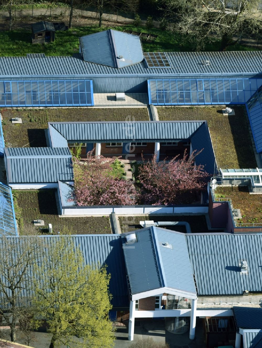 Luftbild Vaucresson - Schulgebäude der Middle School Yves Du Manoir Allée du Collège in Vaucresson in Ile-de-France, Frankreich