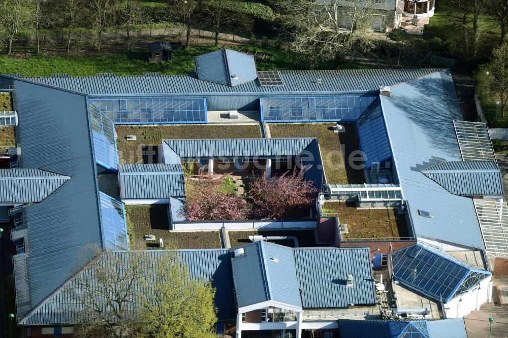 Luftaufnahme Vaucresson - Schulgebäude der Middle School Yves Du Manoir Allée du Collège in Vaucresson in Ile-de-France, Frankreich