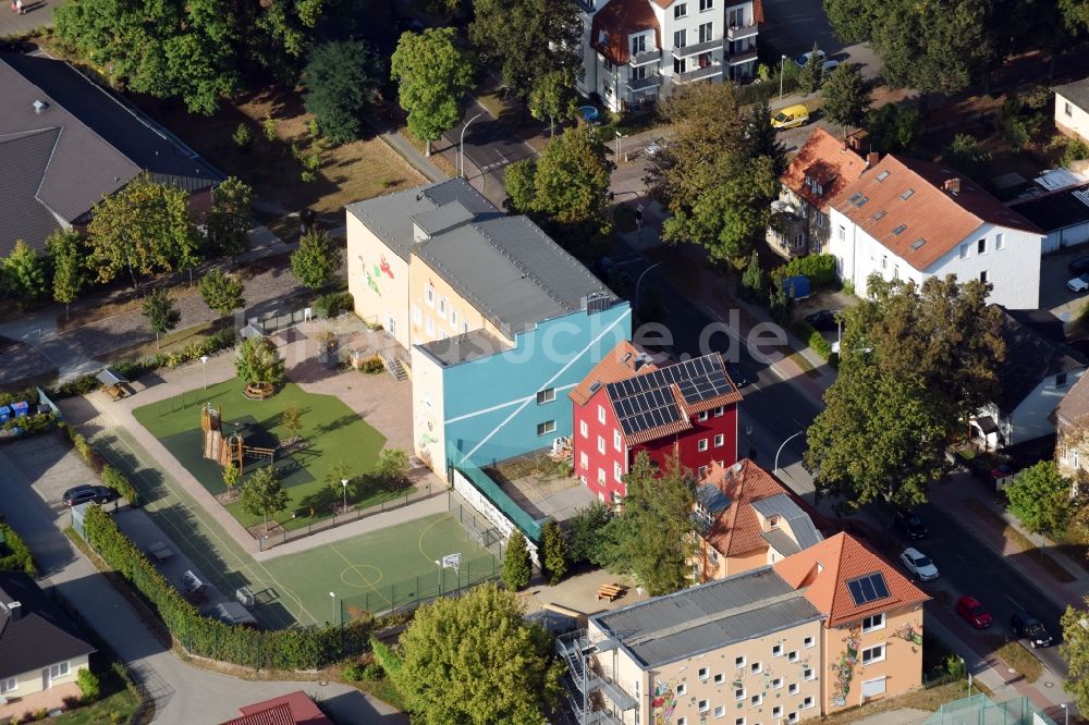 Luftaufnahme Hohen Neuendorf - Schulgebäude der Mosaik-Grundschule Hohen Neuendorf in Hohen Neuendorf im Bundesland Brandenburg