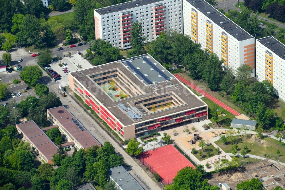 Berlin aus der Vogelperspektive: Schulgebäude der Nils-Holgersson-Schule im Ortsteil Fennpfuhl in Berlin, Deutschland