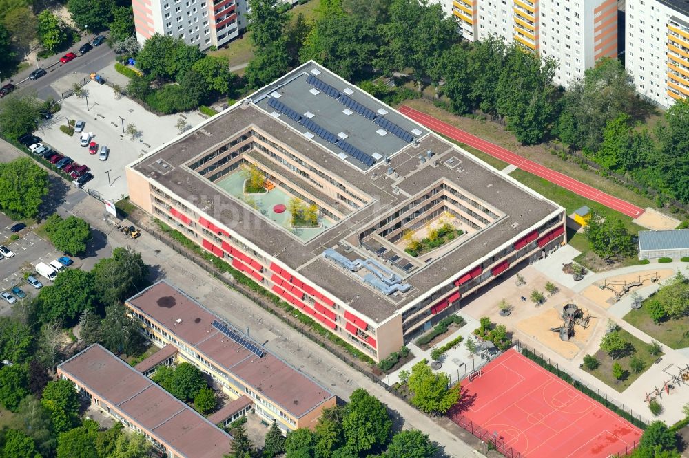 Luftaufnahme Berlin - Schulgebäude der Nils-Holgersson-Schule im Ortsteil Fennpfuhl in Berlin, Deutschland