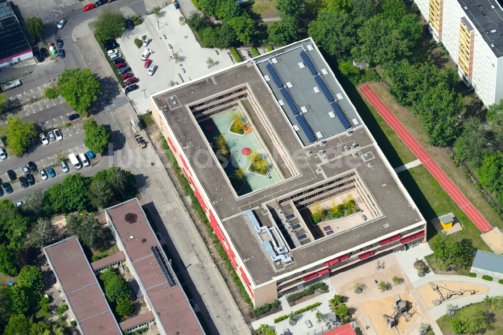 Luftbild Berlin - Schulgebäude der Nils-Holgersson-Schule im Ortsteil Fennpfuhl in Berlin, Deutschland