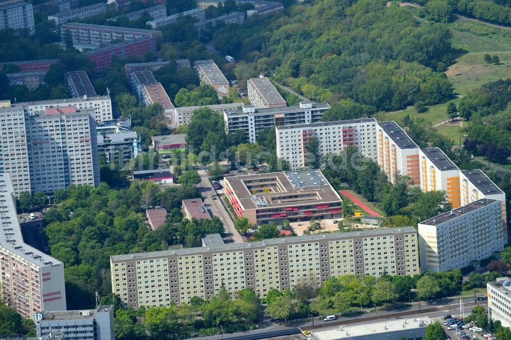 Berlin aus der Vogelperspektive: Schulgebäude der Nils-Holgersson-Schule im Ortsteil Fennpfuhl in Berlin, Deutschland