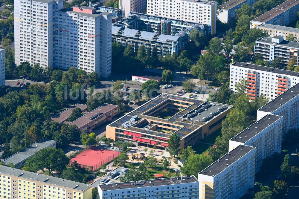 Luftaufnahme Berlin - Schulgebäude der Nils-Holgersson-Schule im Ortsteil Fennpfuhl in Berlin, Deutschland