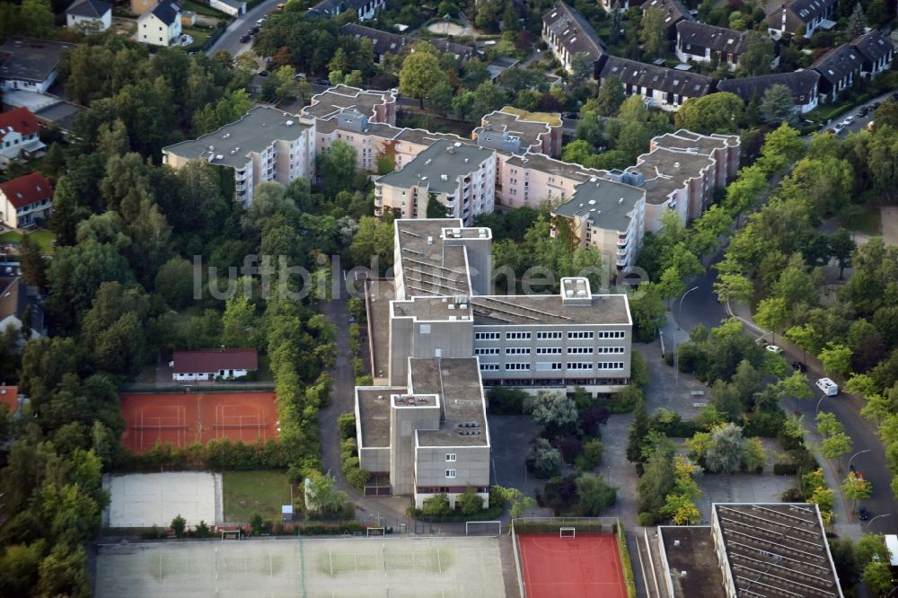 Berlin aus der Vogelperspektive: Schulgebäude des Oberstufenzentrums Louise-Schroeder-Schule (OSZ Bürowirtschaft und Verwaltung) im Stadtteil Lichterfelde in Berlin