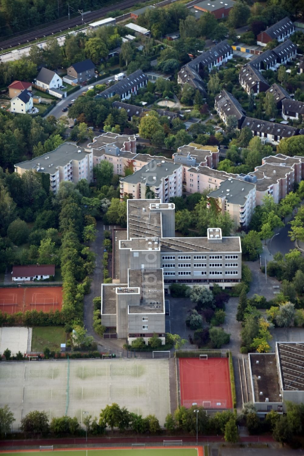 Luftbild Berlin - Schulgebäude des Oberstufenzentrums Louise-Schroeder-Schule (OSZ Bürowirtschaft und Verwaltung) im Stadtteil Lichterfelde in Berlin