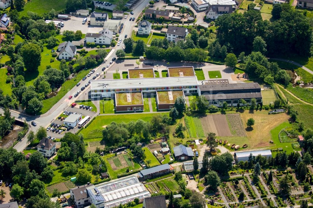 Luftbild Meschede - Schulgebäude der offenen Ganztagsgrundschule Schule unter dem Regenbogen in Meschede im Bundesland Nordrhein-Westfalen