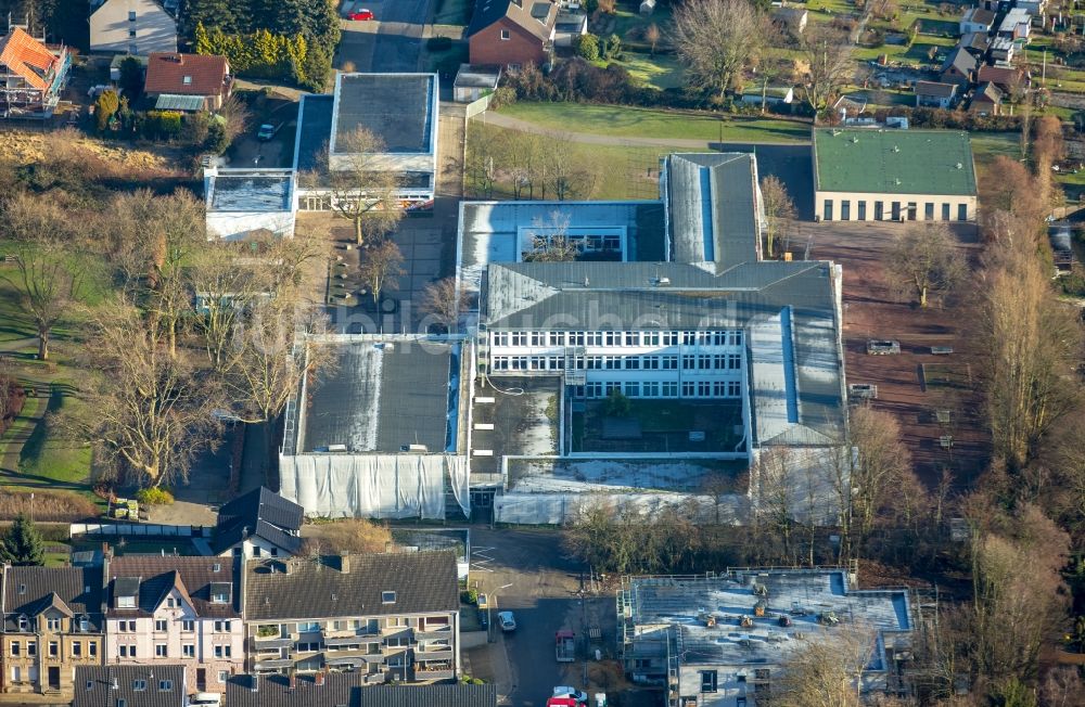 Luftaufnahme Bochum - Schulgebäude der Pestalozzi Ganztagsrealschule Wattenscheid im Ortsteil Wattenscheid in Bochum im Bundesland Nordrhein-Westfalen