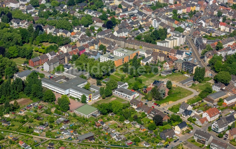 Luftaufnahme Bochum - Schulgebäude der Pestalozzi Ganztagsrealschule Wattenscheid im Ortsteil Wattenscheid in Bochum im Bundesland Nordrhein-Westfalen