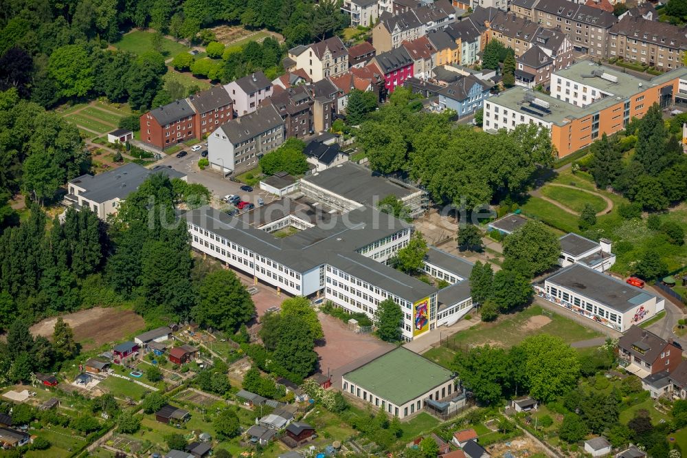 Bochum von oben - Schulgebäude der Pestalozzi Ganztagsrealschule Wattenscheid im Ortsteil Wattenscheid in Bochum im Bundesland Nordrhein-Westfalen