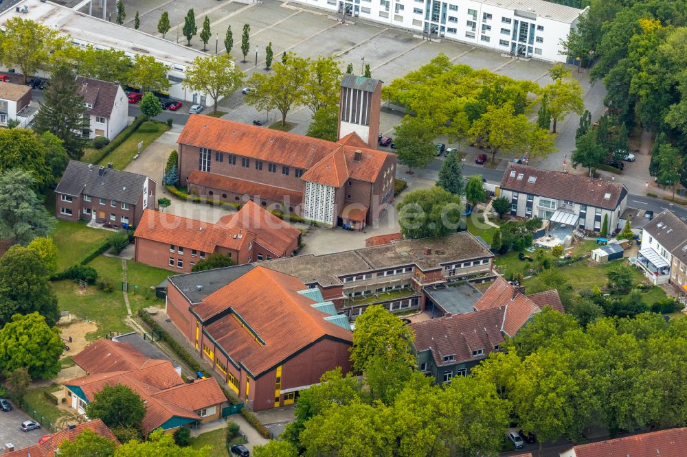 Luftaufnahme Bergkamen - Schulgebäude Pestalozzischule und die Kirche St. Elisabeth in Bergkamen im Bundesland Nordrhein-Westfalen, Deutschland