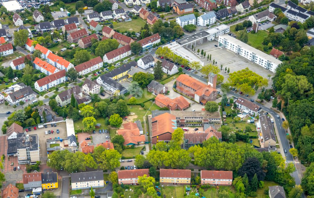 Bergkamen von oben - Schulgebäude Pestalozzischule und die Kirche St. Elisabeth in Bergkamen im Bundesland Nordrhein-Westfalen, Deutschland