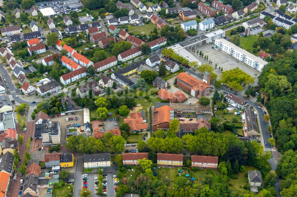 Bergkamen aus der Vogelperspektive: Schulgebäude Pestalozzischule und die Kirche St. Elisabeth in Bergkamen im Bundesland Nordrhein-Westfalen, Deutschland