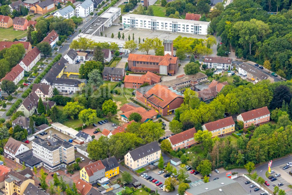 Bergkamen aus der Vogelperspektive: Schulgebäude Pestalozzischule und die Kirche St. Elisabeth in Bergkamen im Bundesland Nordrhein-Westfalen, Deutschland