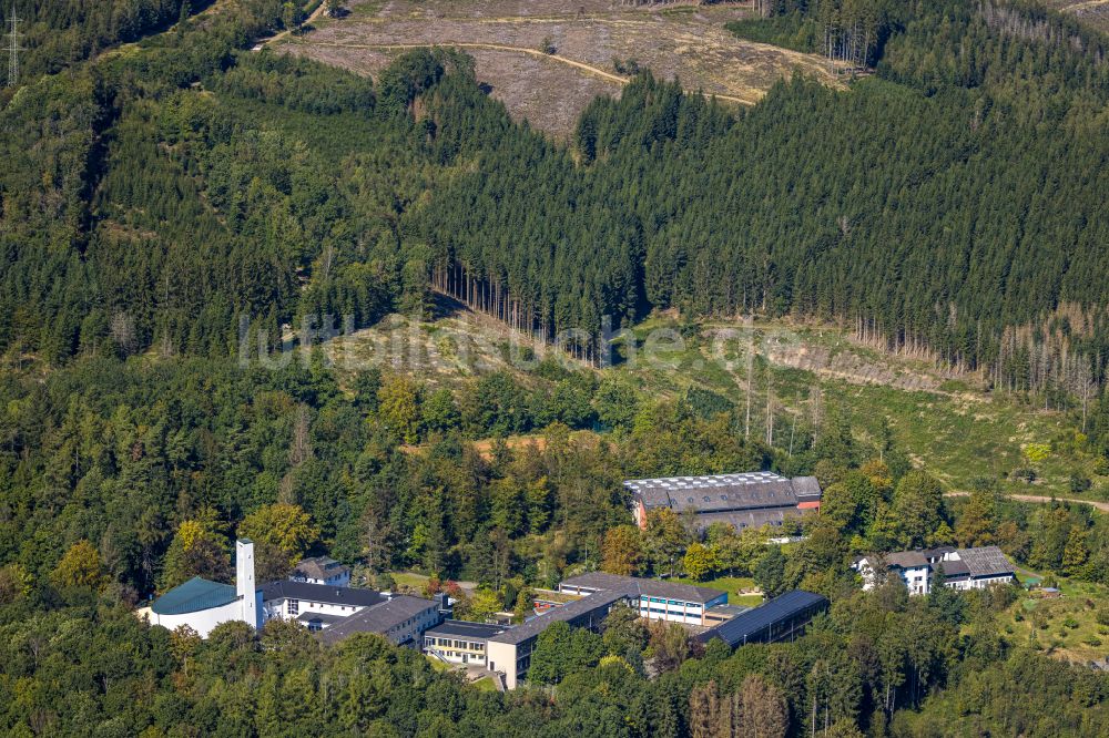 Luftaufnahme Lennestadt - Schulgebäude der Privatschule des Gymnasium Maria Königin und der Gebäudekomplex des Jugendhof Pallotti Lennestadt am Missionshaus im Ortsteil Altenhundem in Lennestadt im Bundesland Nordrhein-Westfalen, Deutschland