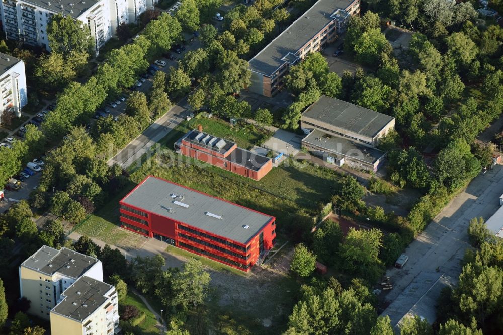 Berlin von oben - Schulgebäude der Pusteblume Grundschule in Berlin