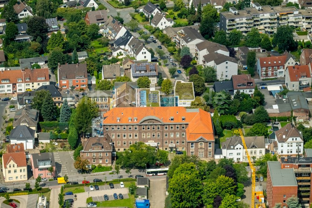 Gladbeck von oben - Schulgebäude des Ratsgymnasium Gladbeck an der Mittelstraße in Gladbeck im Bundesland Nordrhein-Westfalen - NRW, Deutschland