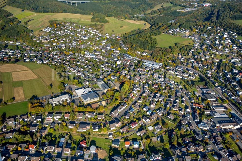 Freudenberg von oben - Schulgebäude der Realschule Freudenberg in Freudenberg im Bundesland Nordrhein-Westfalen