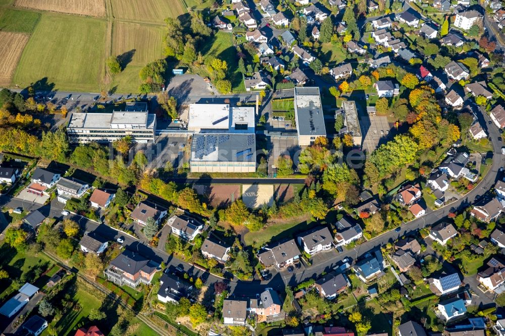 Freudenberg aus der Vogelperspektive: Schulgebäude der Realschule Freudenberg in Freudenberg im Bundesland Nordrhein-Westfalen