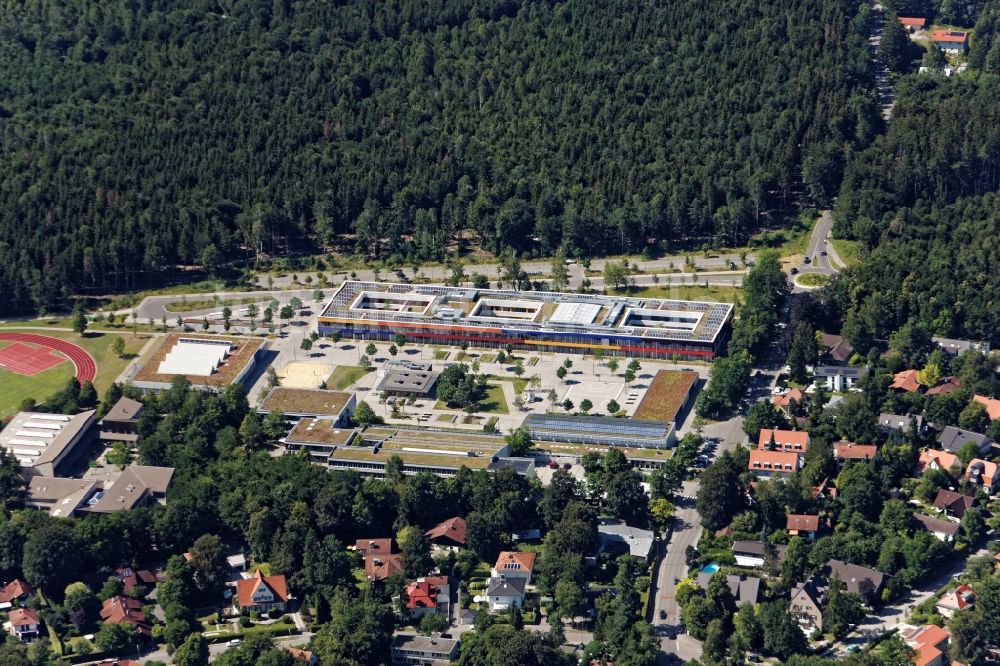 Gauting aus der Vogelperspektive: Schulgebäude der Realschule in Gauting im Bundesland Bayern, Deutschland