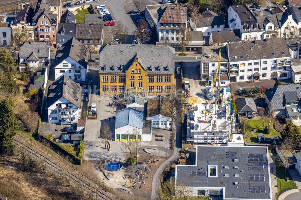 Arnsberg von oben - Schulgebäude Röhrschule mit einer Baustelle an der Marktstraße in Arnsberg im Bundesland Nordrhein-Westfalen, Deutschland