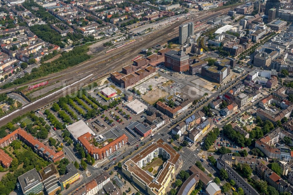 Luftaufnahme Dortmund - Schulgebäude des Robert-Schuman-Berufskolleg und der Dortmunder U-Turm am Emil-Moog-Platz in Dortmund im Bundesland Nordrhein-Westfalen, Deutschland