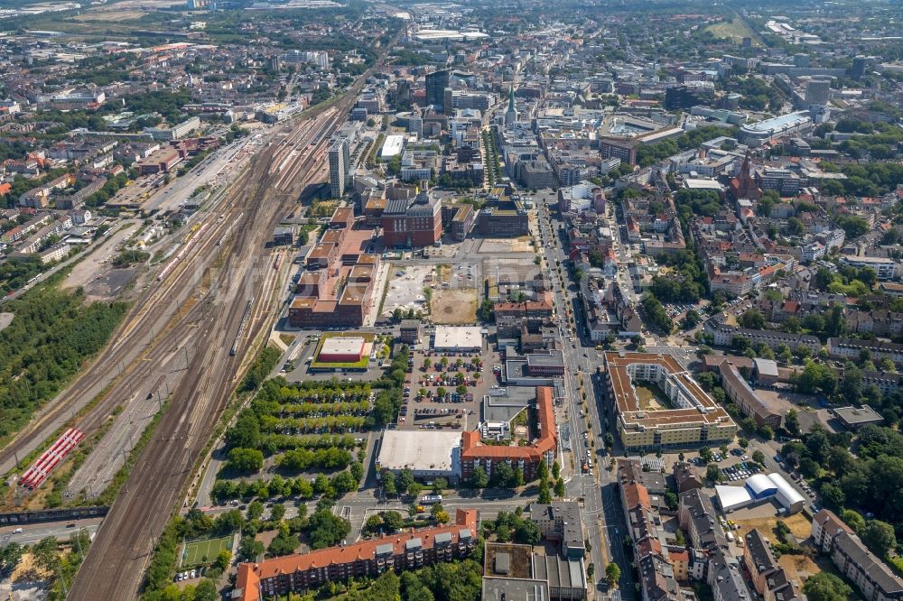 Dortmund aus der Vogelperspektive: Schulgebäude des Robert-Schuman-Berufskolleg und der Dortmunder U-Turm am Emil-Moog-Platz in Dortmund im Bundesland Nordrhein-Westfalen, Deutschland