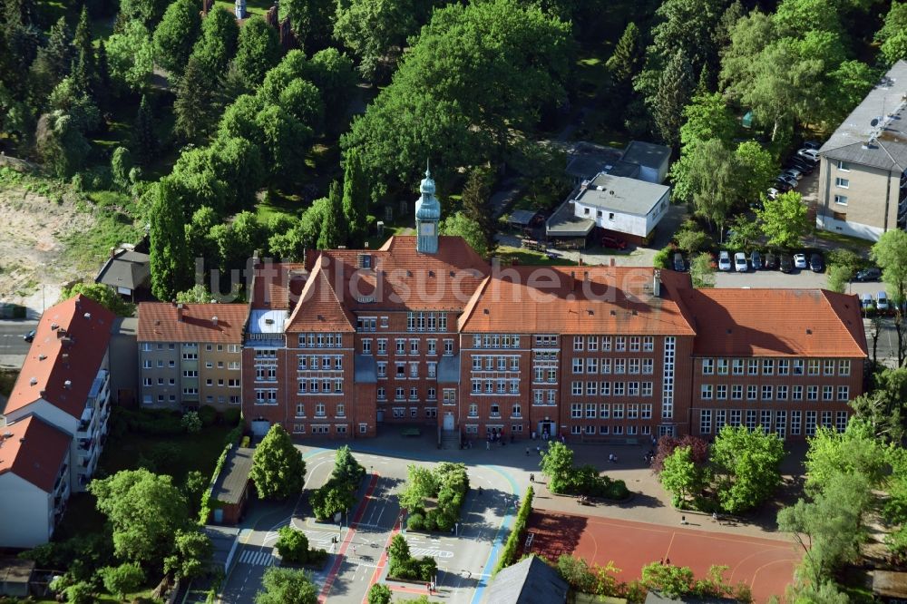 Berlin von oben - Schulgebäude der Rudolf-Hildebrand-Grundschule an der Friedenstraße in Berlin, Deutschland