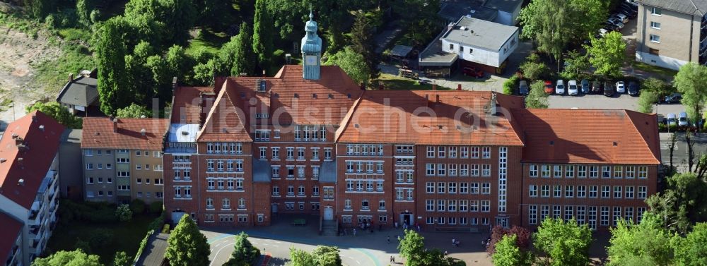 Berlin aus der Vogelperspektive: Schulgebäude der Rudolf-Hildebrand-Grundschule an der Friedenstraße in Berlin, Deutschland