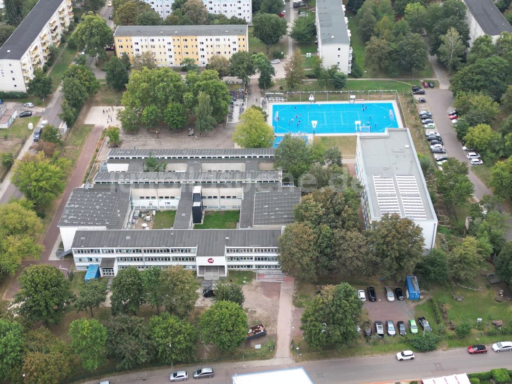 Luftbild Halle (Saale) - Schulgebäude Saaleschule für (H)alle in Halle (Saale) im Bundesland Sachsen-Anhalt, Deutschland