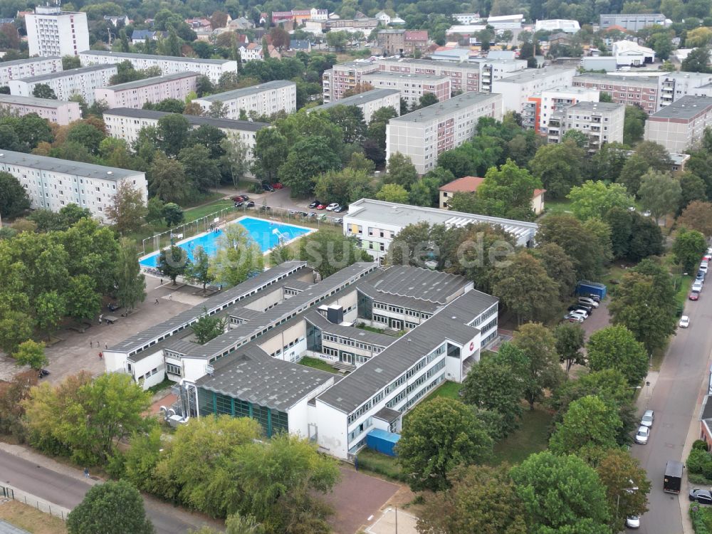 Halle (Saale) von oben - Schulgebäude Saaleschule für (H)alle in Halle (Saale) im Bundesland Sachsen-Anhalt, Deutschland