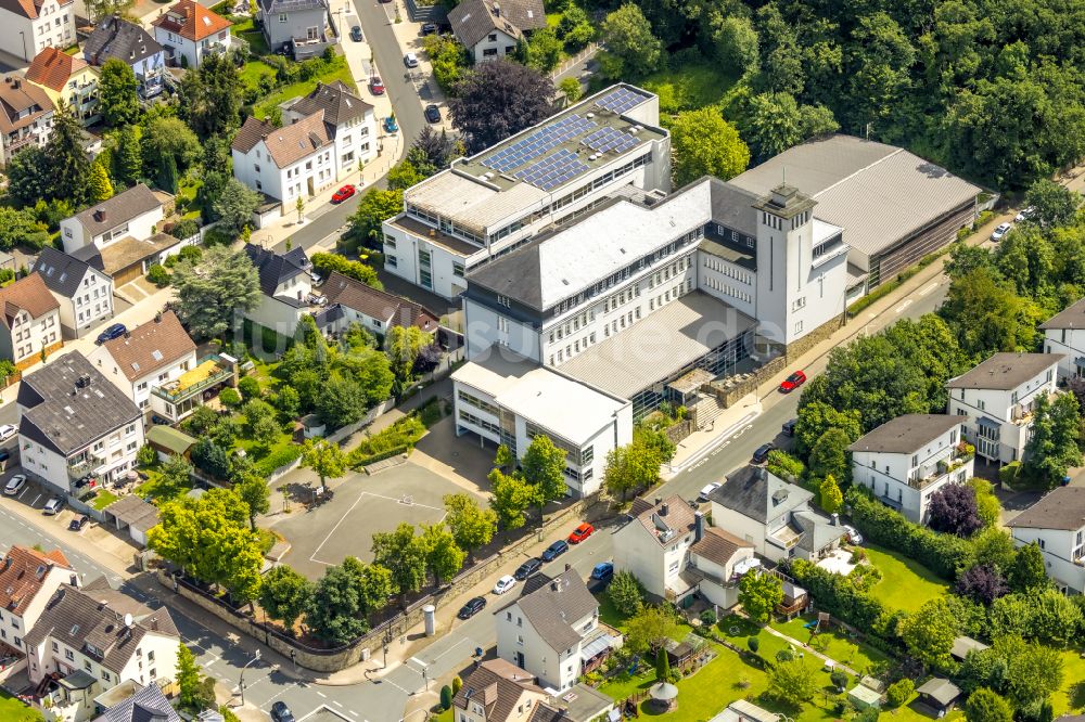 Luftaufnahme Arnsberg - Schulgebäude der Sankt-Ursula-Gymnasium an der Engelbertstraße in Arnsberg im Bundesland Nordrhein-Westfalen, Deutschland