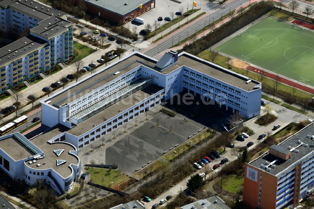 Luftbild Berlin - Schulgebäude Sartre- Gymnasium im Ortsteil Hellersdorf in Berlin, Deutschland