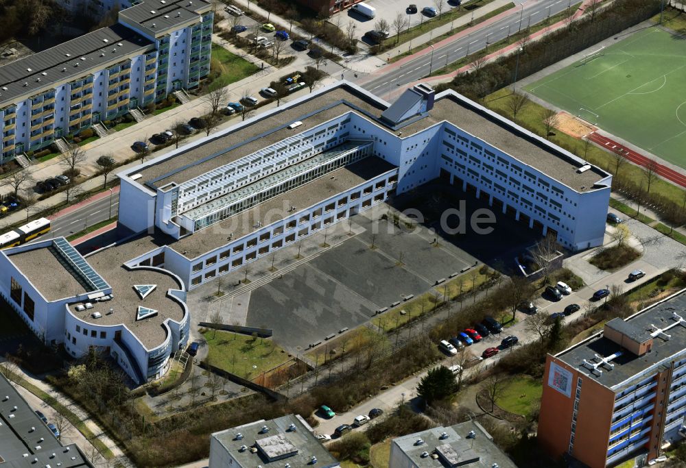 Luftaufnahme Berlin - Schulgebäude Sartre- Gymnasium im Ortsteil Hellersdorf in Berlin, Deutschland