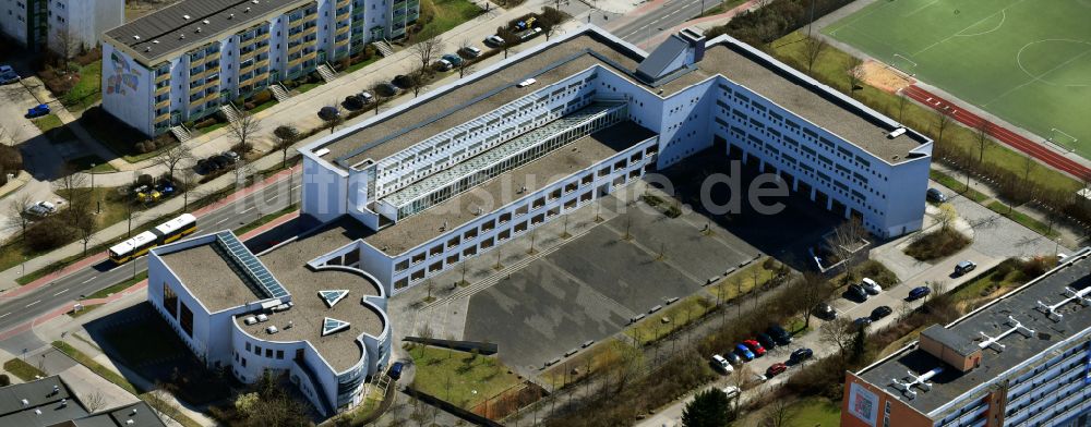 Berlin von oben - Schulgebäude Sartre- Gymnasium im Ortsteil Hellersdorf in Berlin, Deutschland