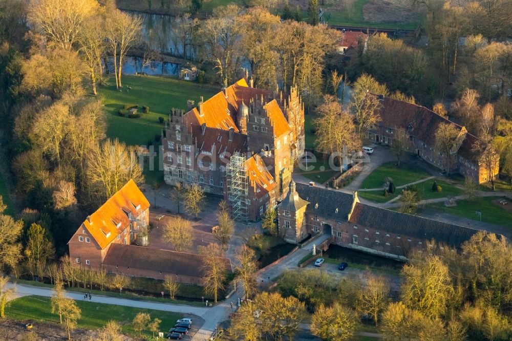 Hamm von oben - Schulgebäude des Schloss Heessen Privatschule und Internat in Heessen im Bundesland Nordrhein-Westfalen, Deutschland