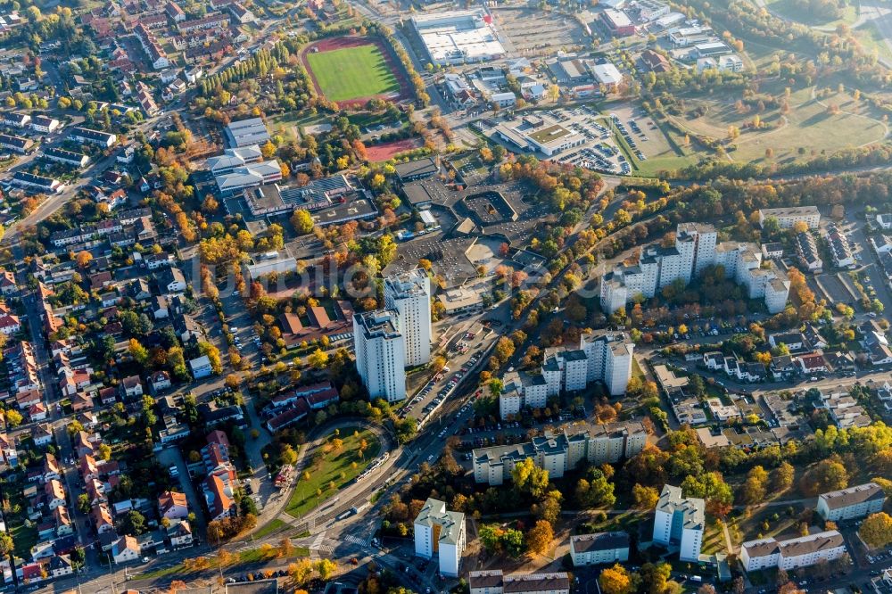 Ludwigshafen am Rhein aus der Vogelperspektive: Schulgebäude der Schule mit dem Förderschwerpunkt motorische Entwicklung und der Integrierte Gesamtschule Ernst Bloch und Hallenbad Oggersheim im Ortsteil Oggersheim in Ludwigshafen am Rhein im Bundesland Rheinland-Pfalz, Deutschland