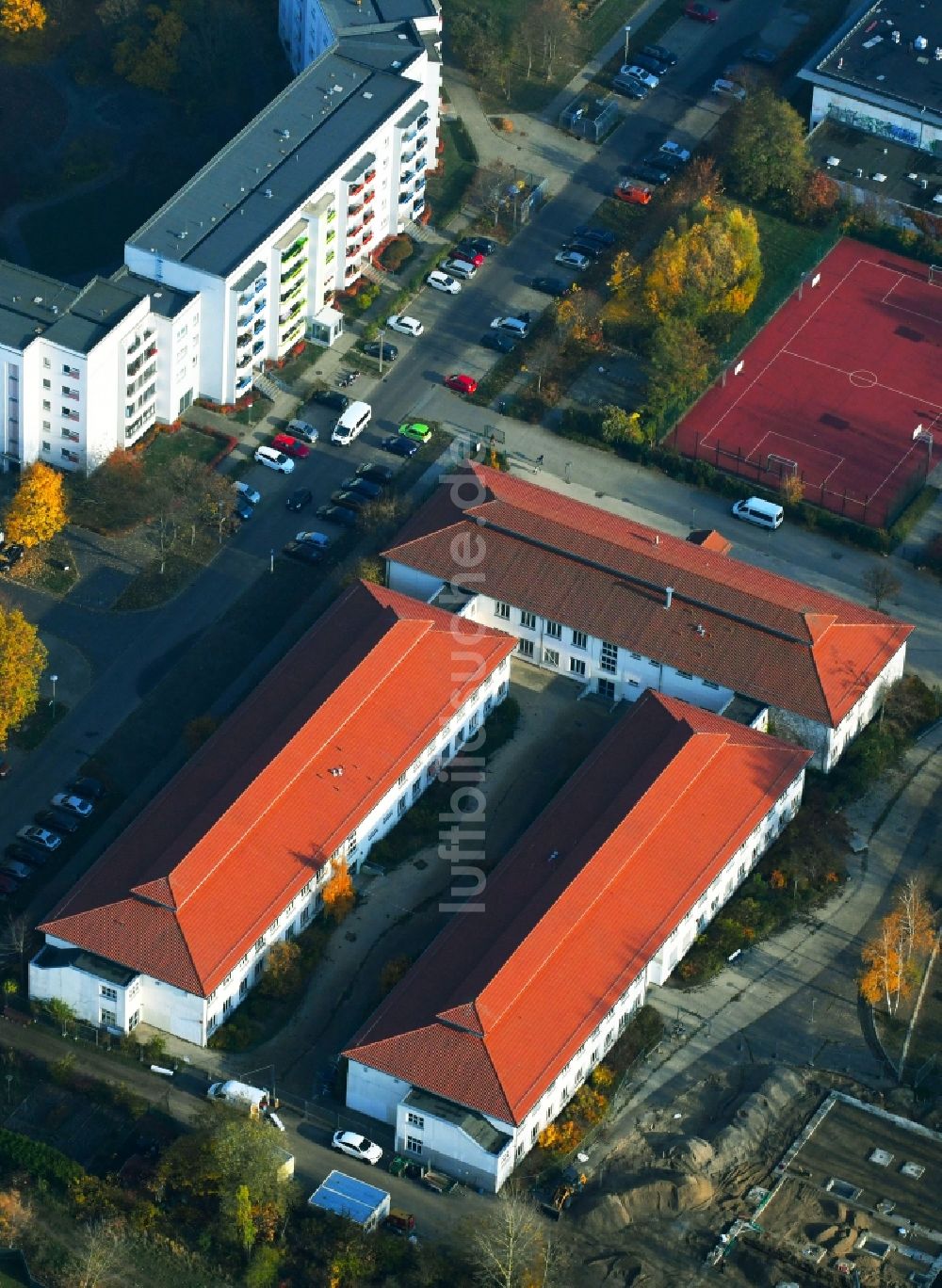 Berlin aus der Vogelperspektive: Schulgebäude der Schule am Rosenhain im Ortsteil Hellersdorf in Berlin, Deutschland