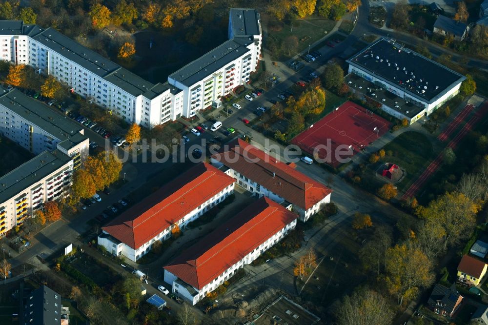 Luftbild Berlin - Schulgebäude der Schule am Rosenhain im Ortsteil Hellersdorf in Berlin, Deutschland