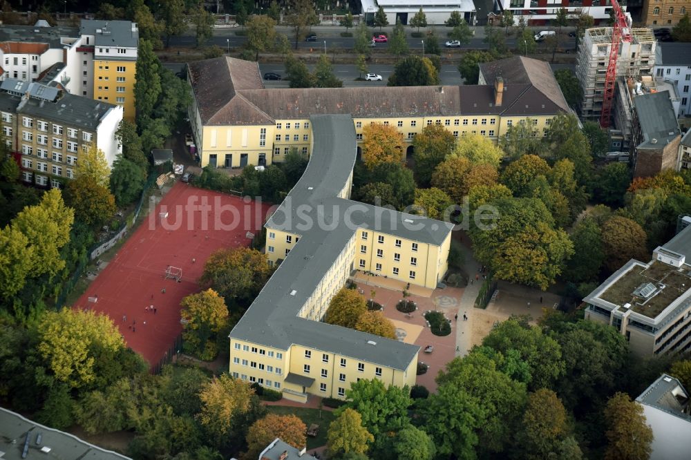 Luftaufnahme Berlin - Schulgebäude der Schule am Senefelderplatz an der Schönhauser Allee in Berlin